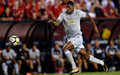 球探体育快讯-米德庆祝跳上看台